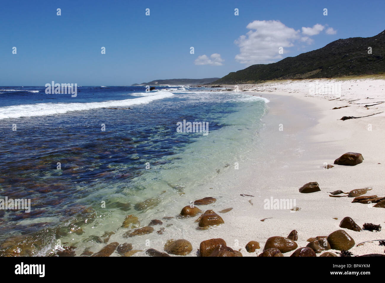 Il freddo, limpide acque dell'Oceano Atlantico a Maclear Beach, al Capo di Buona Speranza area della Penisola del Capo, in Sud Africa Foto Stock