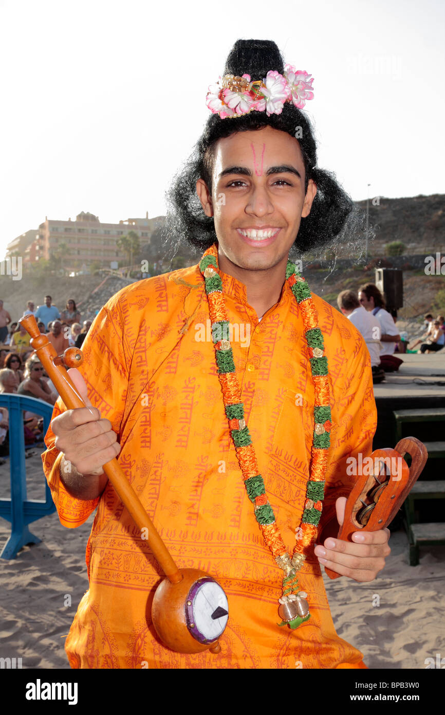 Uomo indù in costume in preparazione per la sua partecipazione alla Cerimonia della Luce Divina sulla spiaggia di La Caleta in Tenerife Foto Stock