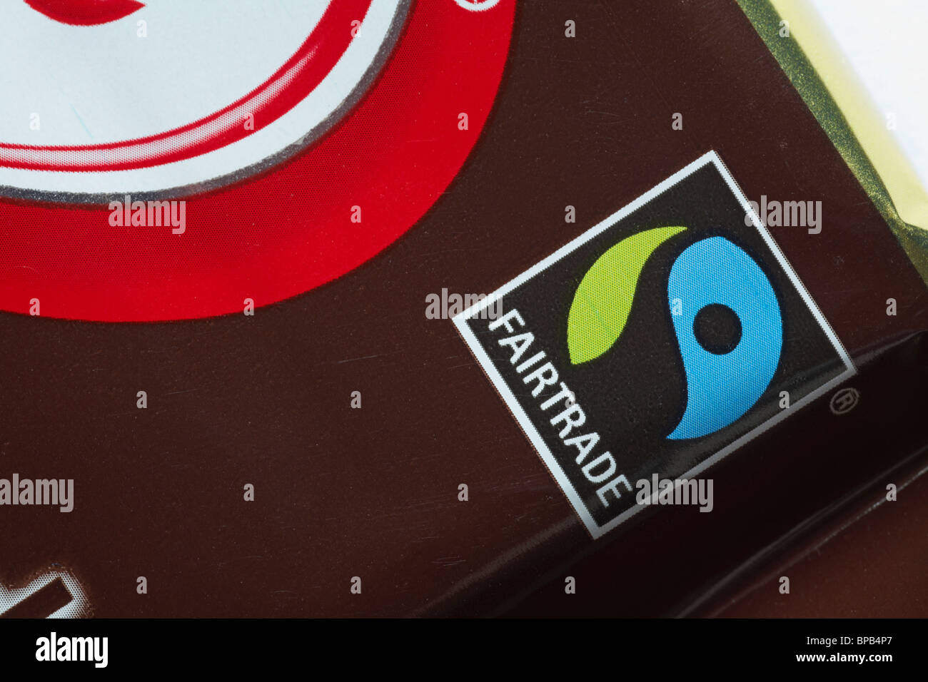 Fairtrade logo sulla pianura scuro Kit Kat chocolate bar - KitKat Kit-Kat Kit Kat chocolate bar - fairtrade simbolo logo del commercio equo e solidale Foto Stock