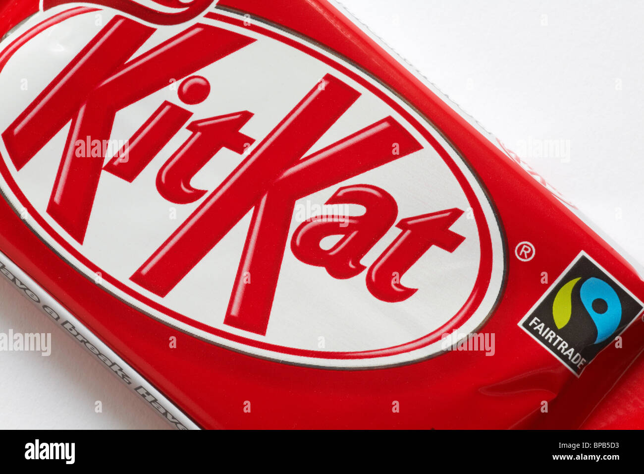 Fairtrade logo sul cioccolato al latte Kit Kat bar - KitKat Kit-Kat Kit Kat chocolate bar - fairtrade simbolo logo del commercio equo e solidale Foto Stock