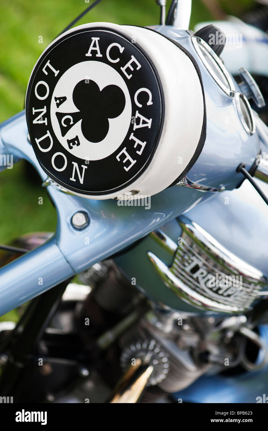 Trionfo 3TA motociclo con Ace Cafe Londra coperchio fari. Classic british motociclo Foto Stock