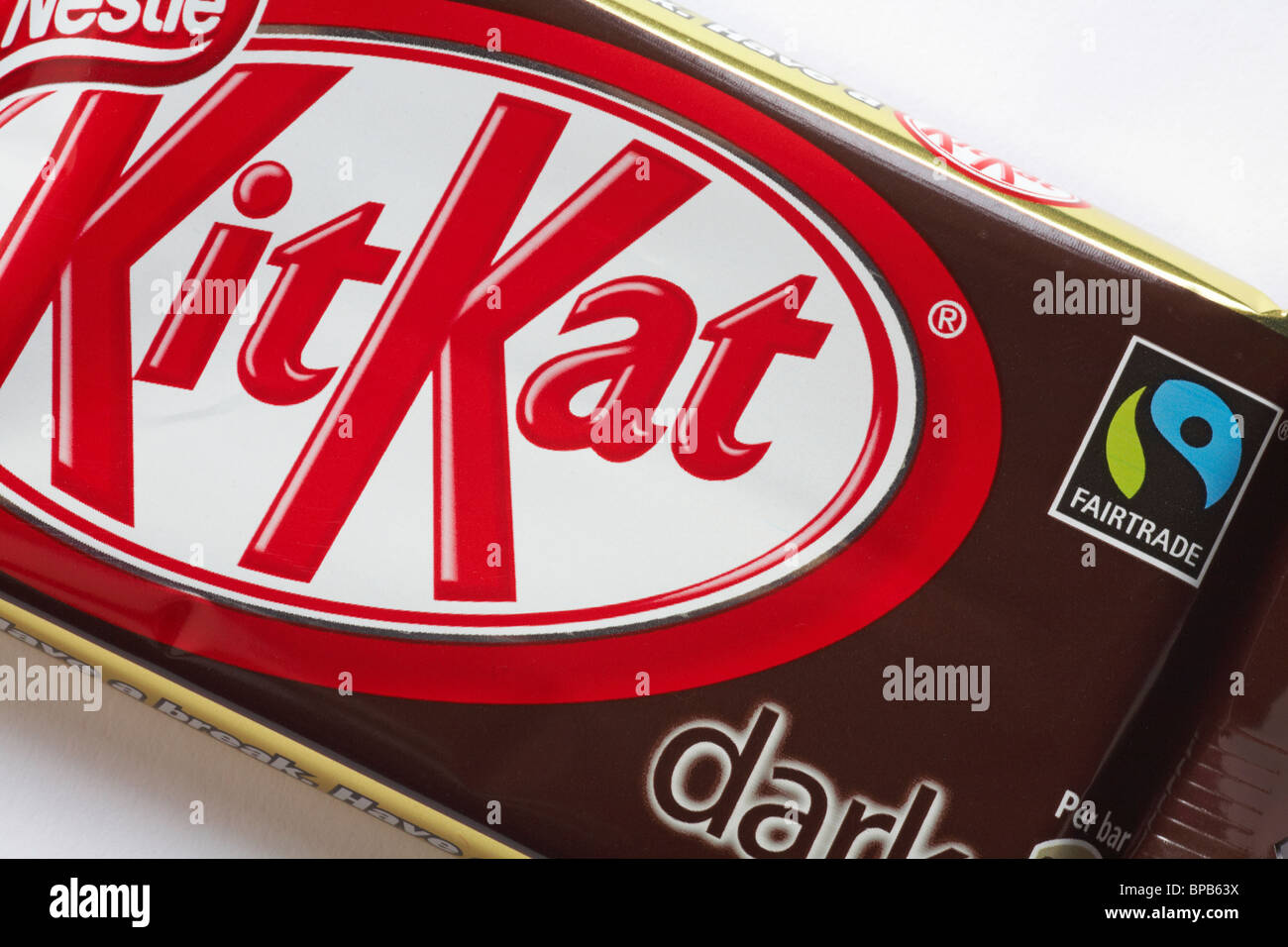 Fairtrade logo sulla pianura scuro Kit Kat chocolate bar - KitKat Kit-Kat Kit Kat chocolate bar - fairtrade simbolo logo del commercio equo e solidale Foto Stock
