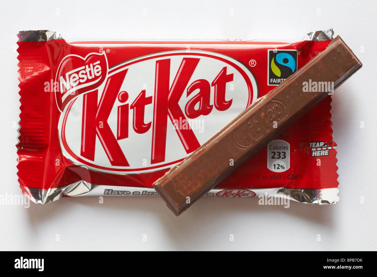 Dito di KitKat posizionata sulla parte superiore del cioccolato al latte Kit Kat bar - KitKat Kit-Kat Kit Kat chocolate bar - fairtrade simbolo logo del commercio equo e solidale Foto Stock
