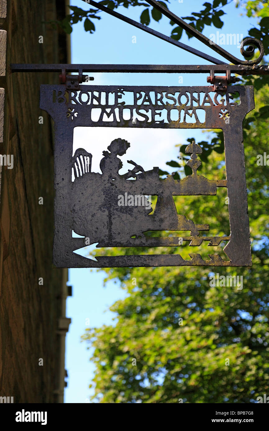 Metallo Bronte Parsonage Museum segno, Haworth, West Yorkshire, Inghilterra, Regno Unito. Foto Stock
