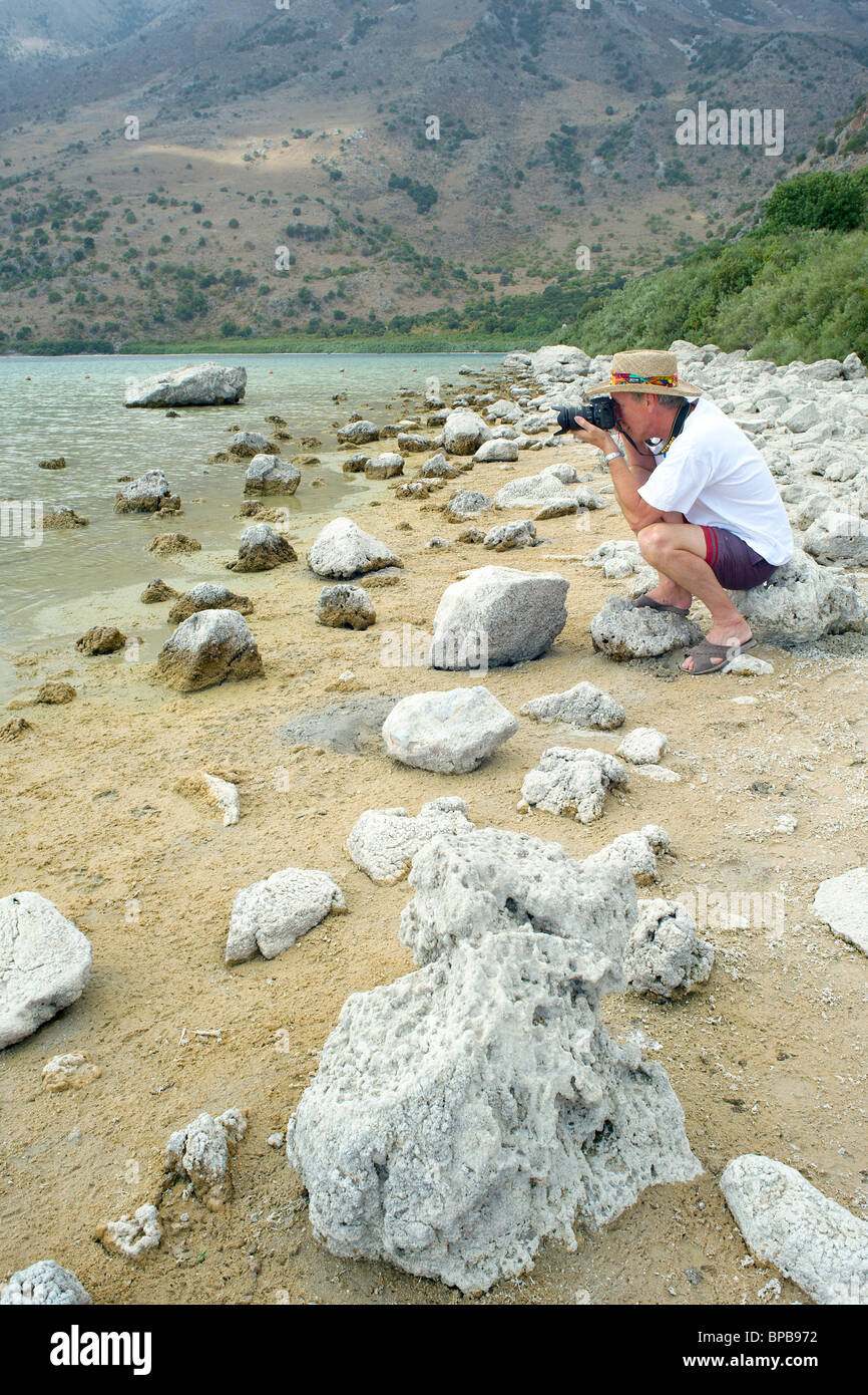 L'uomo prendendo foto al lago di Kournas Creta Grecia Foto Stock