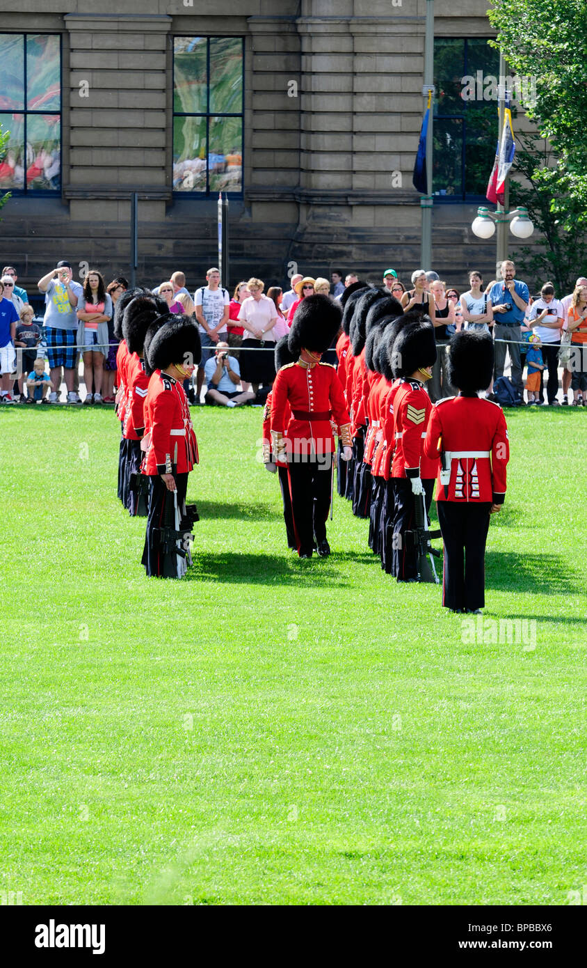 La Guardia di colore del Governatore Generale delle guardie del piede che viene ispezionata sulla Collina del Parlamento di Ottawa in Canada Foto Stock