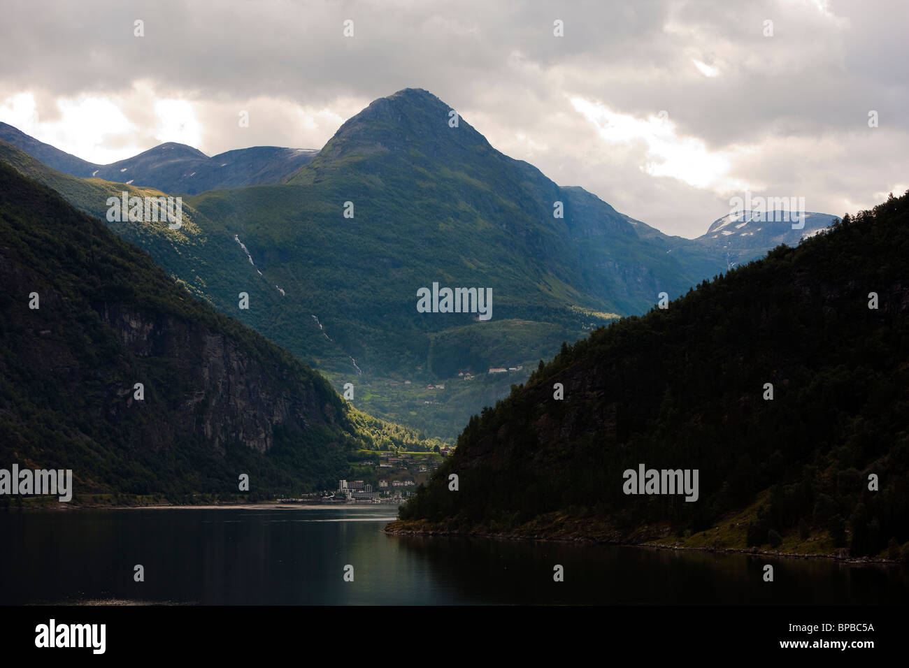 Torri Vinsaashorn sopra la città di Geiranger Norvegia Grindalseter Foto Stock