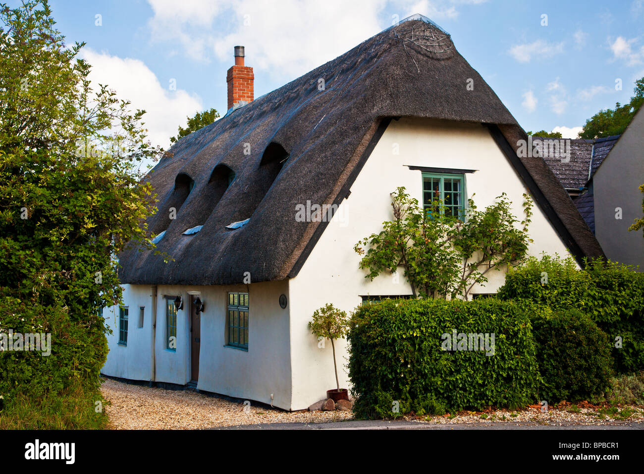 Cottage con il tetto di paglia nel Wiltshire villaggio di Wanborough superiore Foto Stock