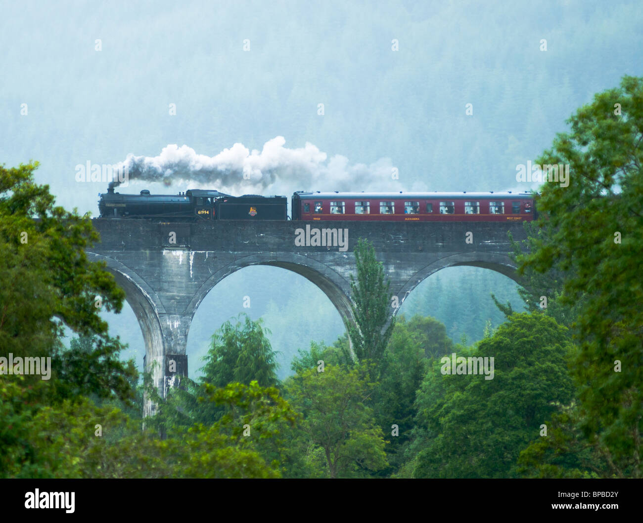 Il Giacobita treno a vapore che attraversa il viadotto Glenfinnan Glenfinnan Scotland Foto Stock