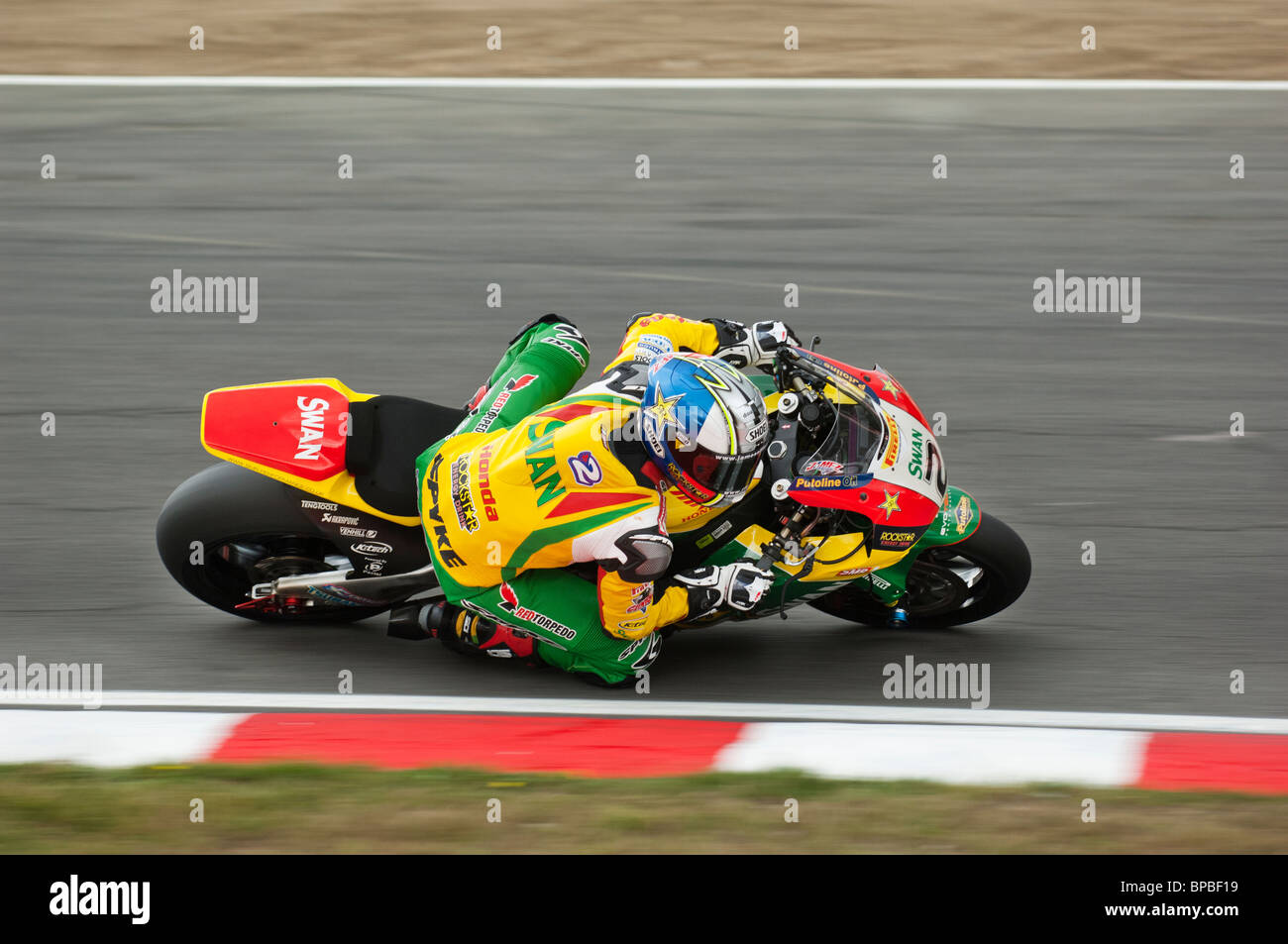 Bike n. 2 si inclina in curva a Brands Hatch Foto Stock