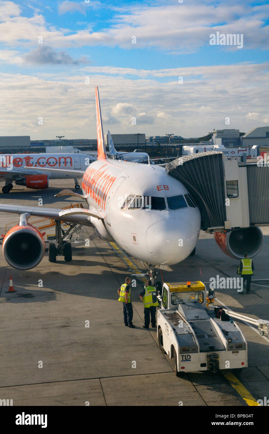 Aeromobili Easyjet su airfield all'Aeroporto di Londra Gatwick, Regno Unito Foto Stock