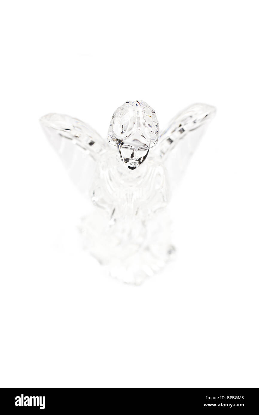 Cristallo decorativo angelo su uno sfondo bianco. Foto Stock