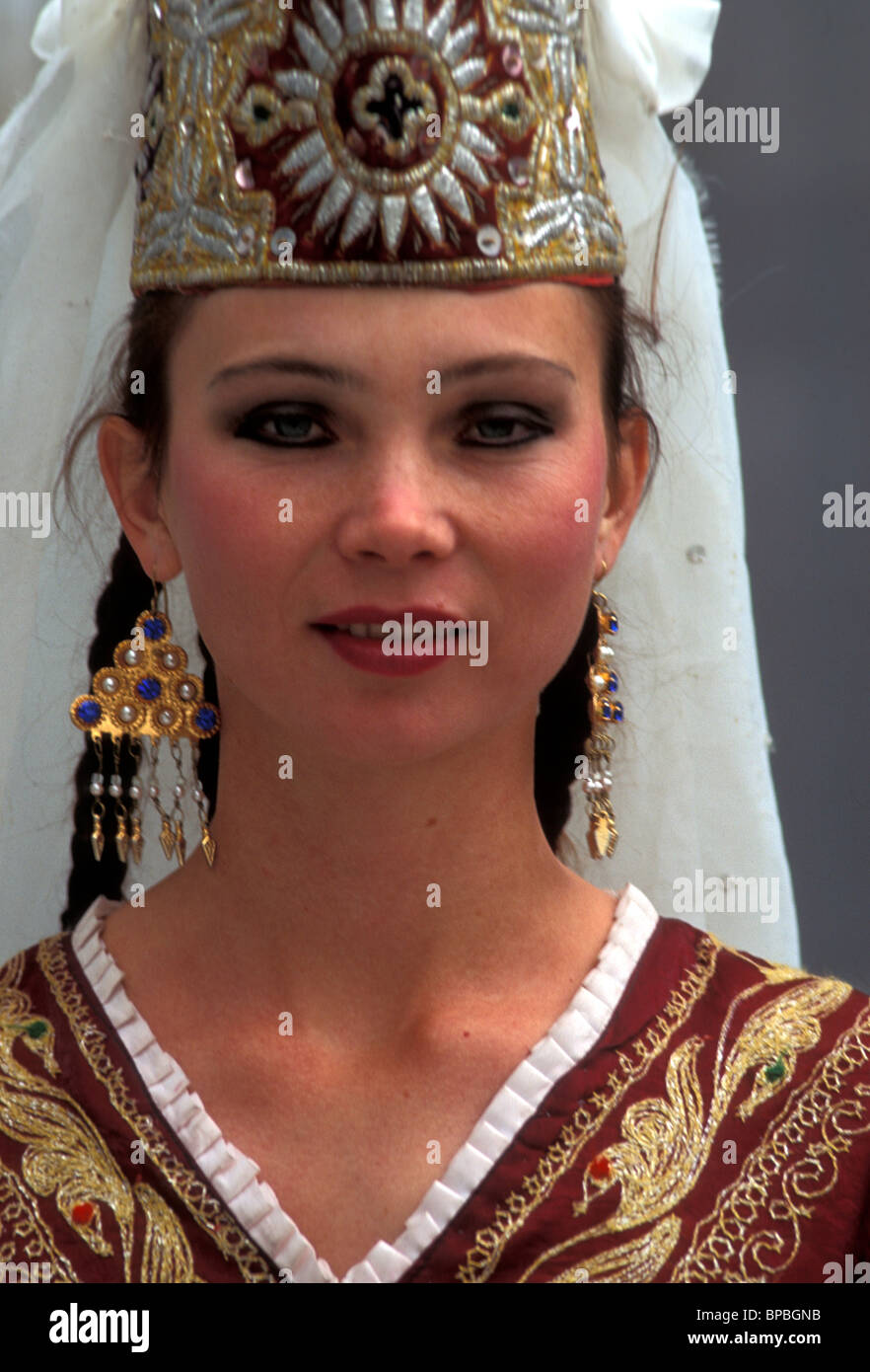 Ritratto di una donna che indossa il costume regionale di Bukhara in Uzbekistan. Foto Stock
