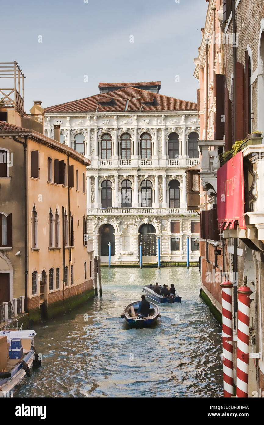 Veneziani lasciando al lavoro la mattina a Venezia, Italia. Foto Stock