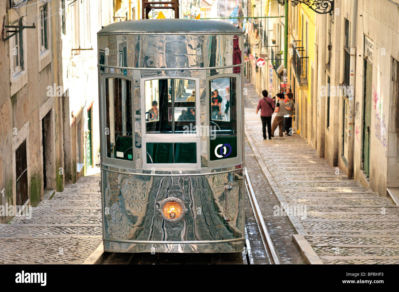 Il portogallo Lisbona: storico "funicolare Elevador da Bica" nella moderna versione cromata Foto Stock