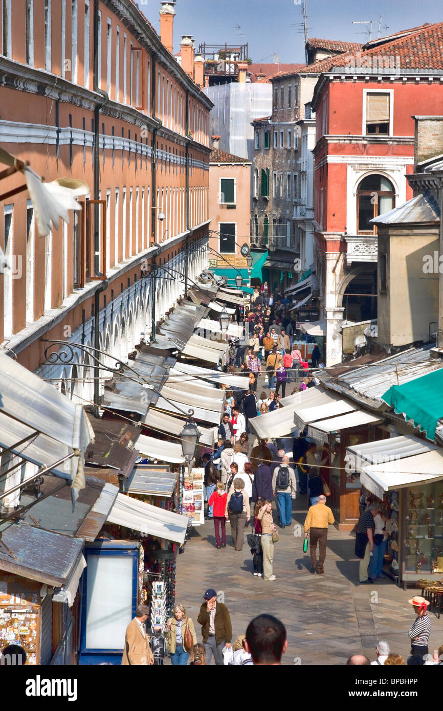 Street vista dal Ponte di Rialto in mattinata a Venezia, Italia. Foto Stock