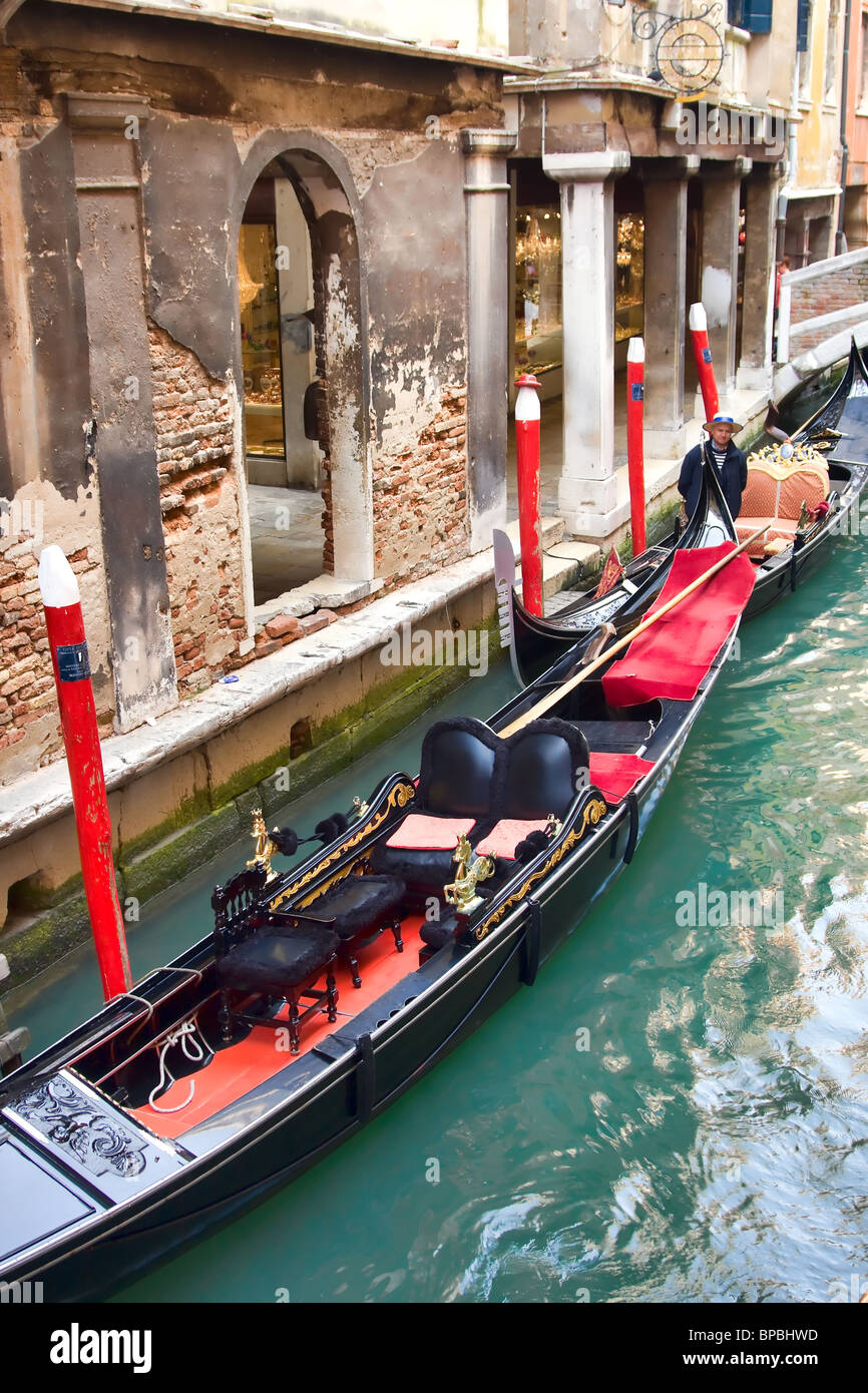 Gondole e gondoliere in attesa per i turisti in mattinata a Venezia, Italia Foto Stock