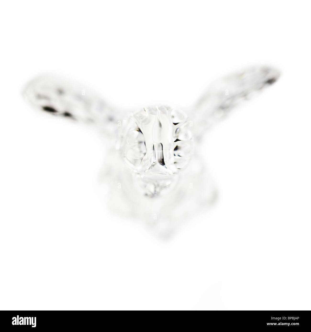 Cristallo decorativo angelo su uno sfondo bianco. Foto Stock