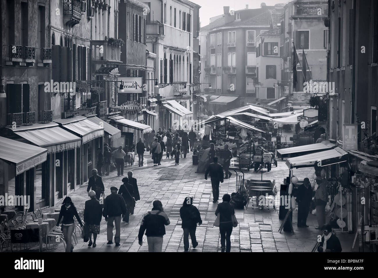 I turisti di camminare sulla Terra di Rio San Leonardo Street in mattinata a Venezia, Italia. Foto Stock