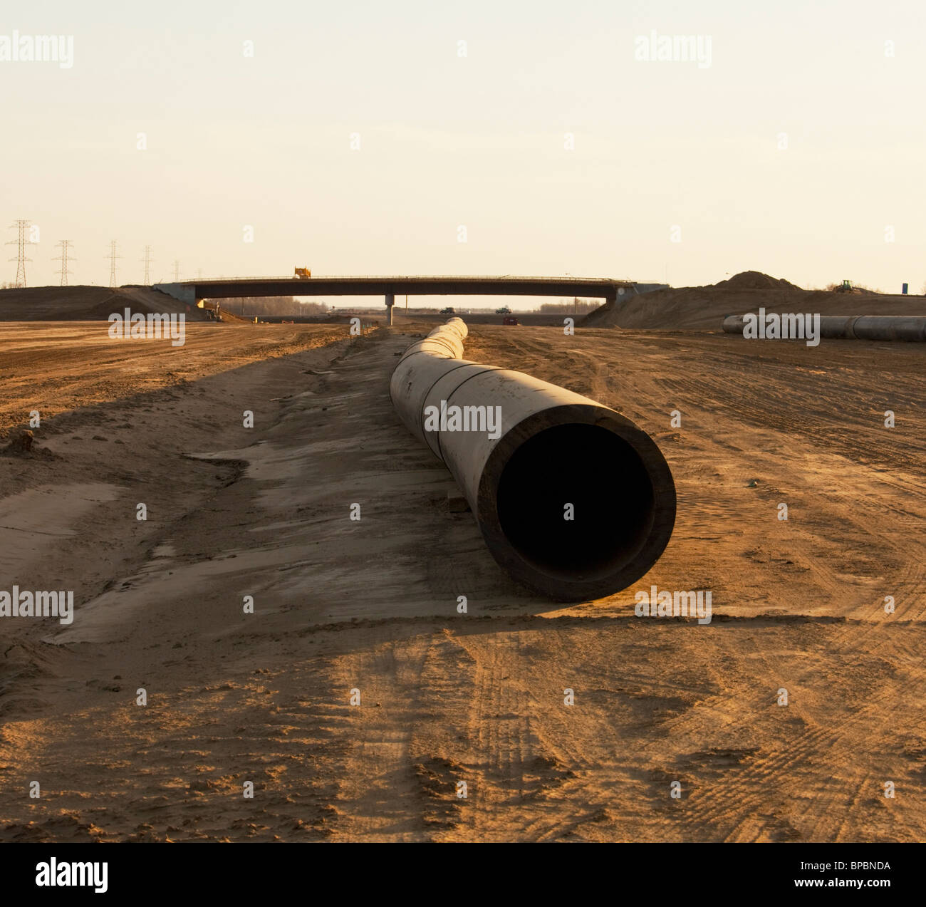 Edmonton, Alberta, Canada; un tubo recante sul terreno in un sito in costruzione Foto Stock