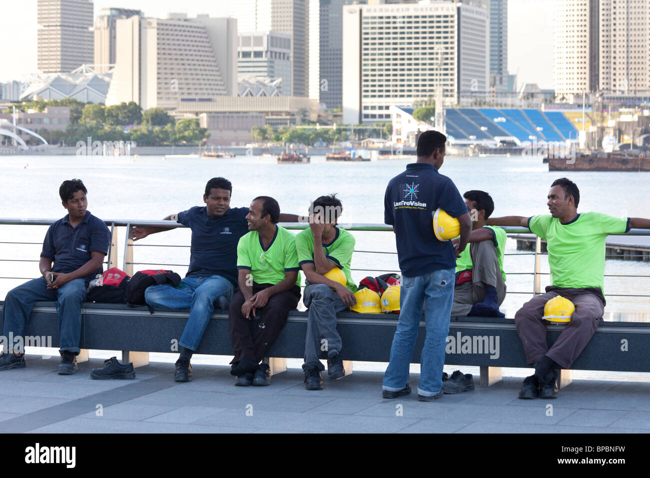 Lavoratori Lantrovision appoggiata al di fuori di Marina centro finanziario, Marina Bay, Singapore Foto Stock