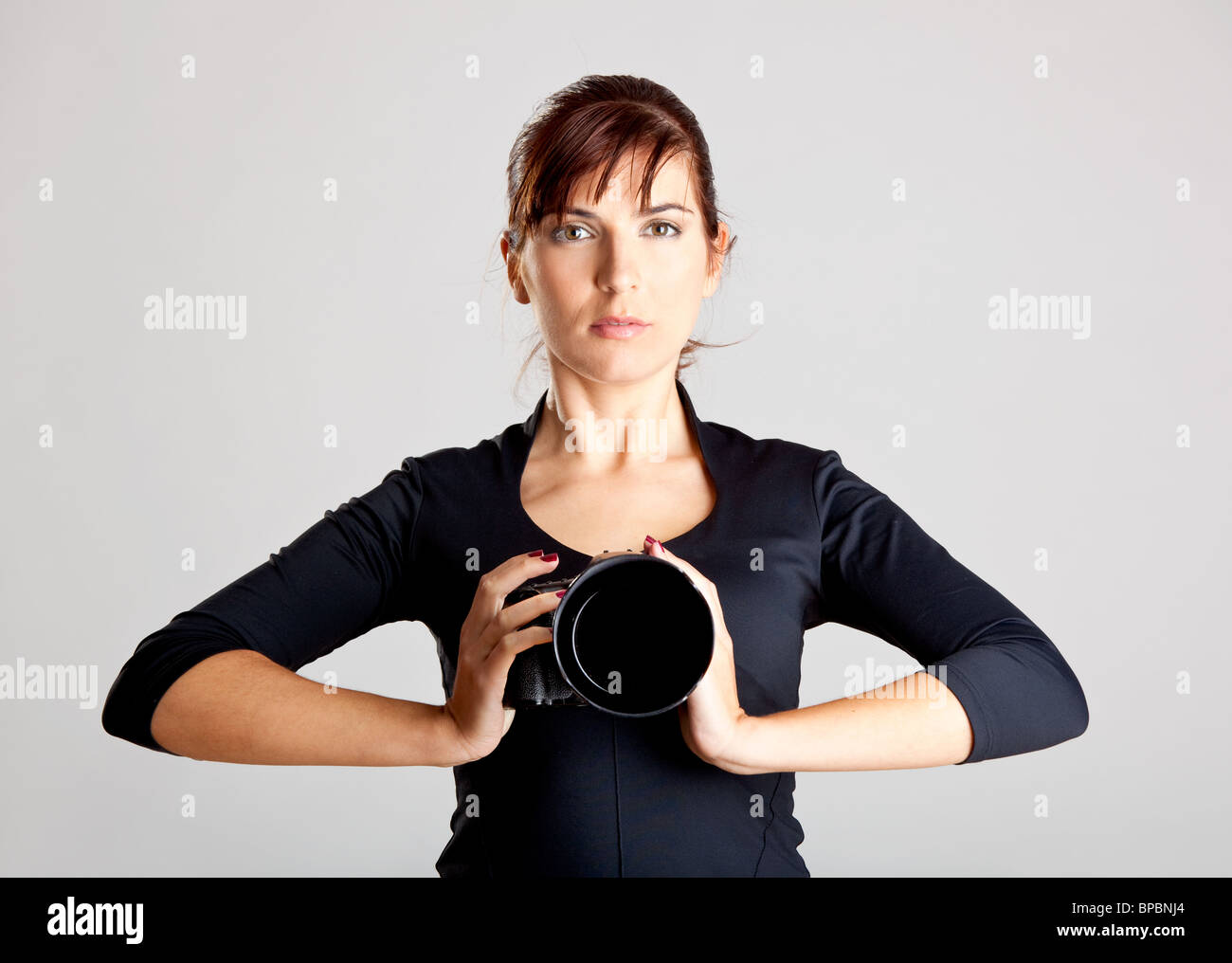 Ritratto di una bellissima e attraente giovane donna in possesso di una telecamera Foto Stock