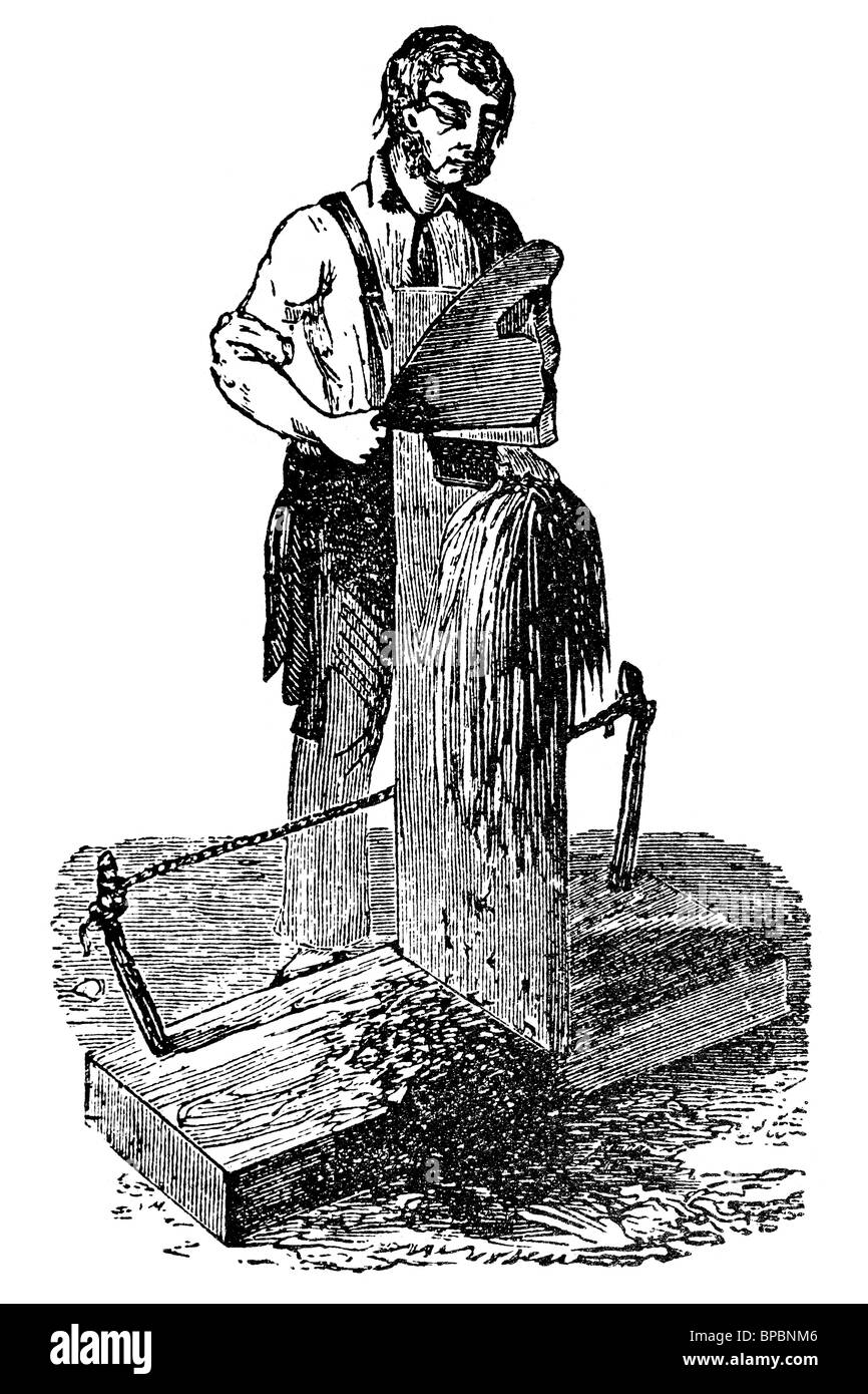La pulizia delle fibre di lino per produrre biancheria. Illustrazione di antiquariato. 1900. Foto Stock