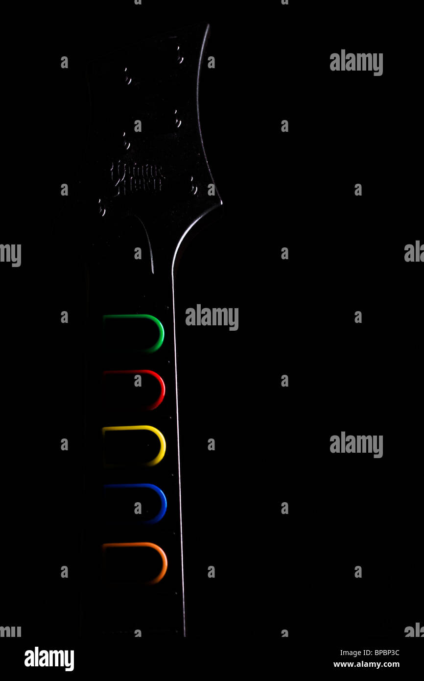 Il collo, la testa e il fret board di una chitarra di plastica video controller di gioco Foto Stock