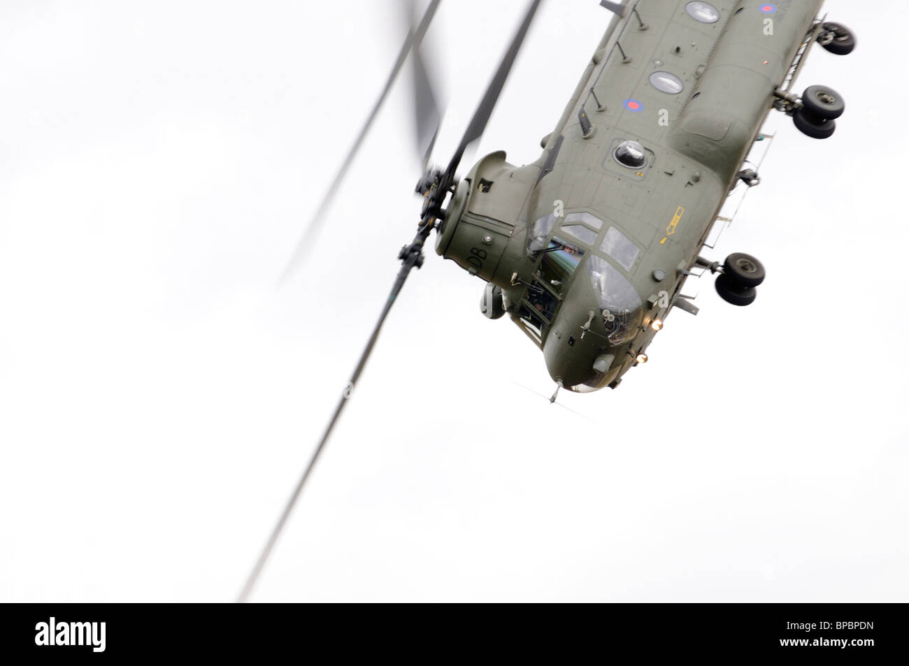 British Royal Air Force Boeing Chinook HC.2 Elicottero ZD574 dimostra un radicale pitch down manovra durante il 2010 RIAT Foto Stock