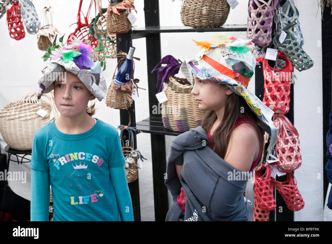 Due bambine indossando fantasiosi decorate per i cappelli di carta della  propria invenzione a Everett waterfront art festival Everett il lavaggio  Foto stock - Alamy