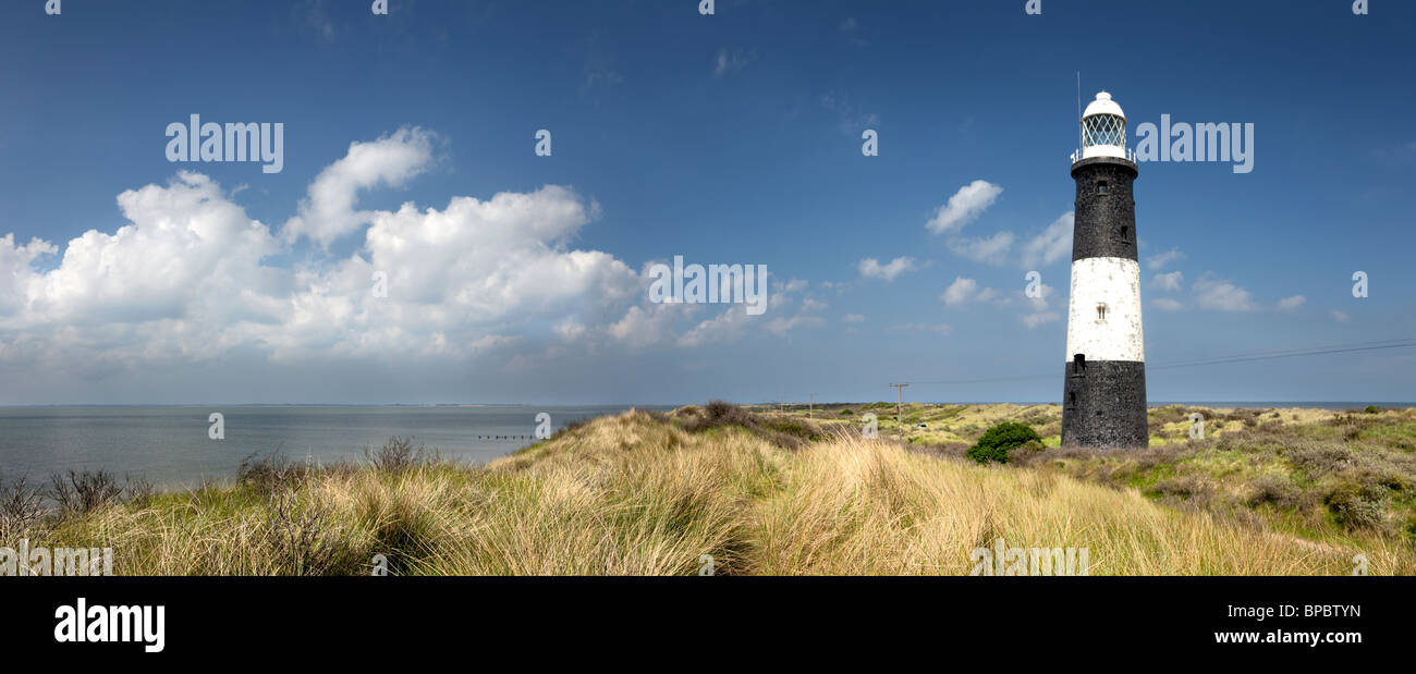 Disprezzare il punto con vedute del Spurn faro su una luminosa giornata di sole. Foto Stock