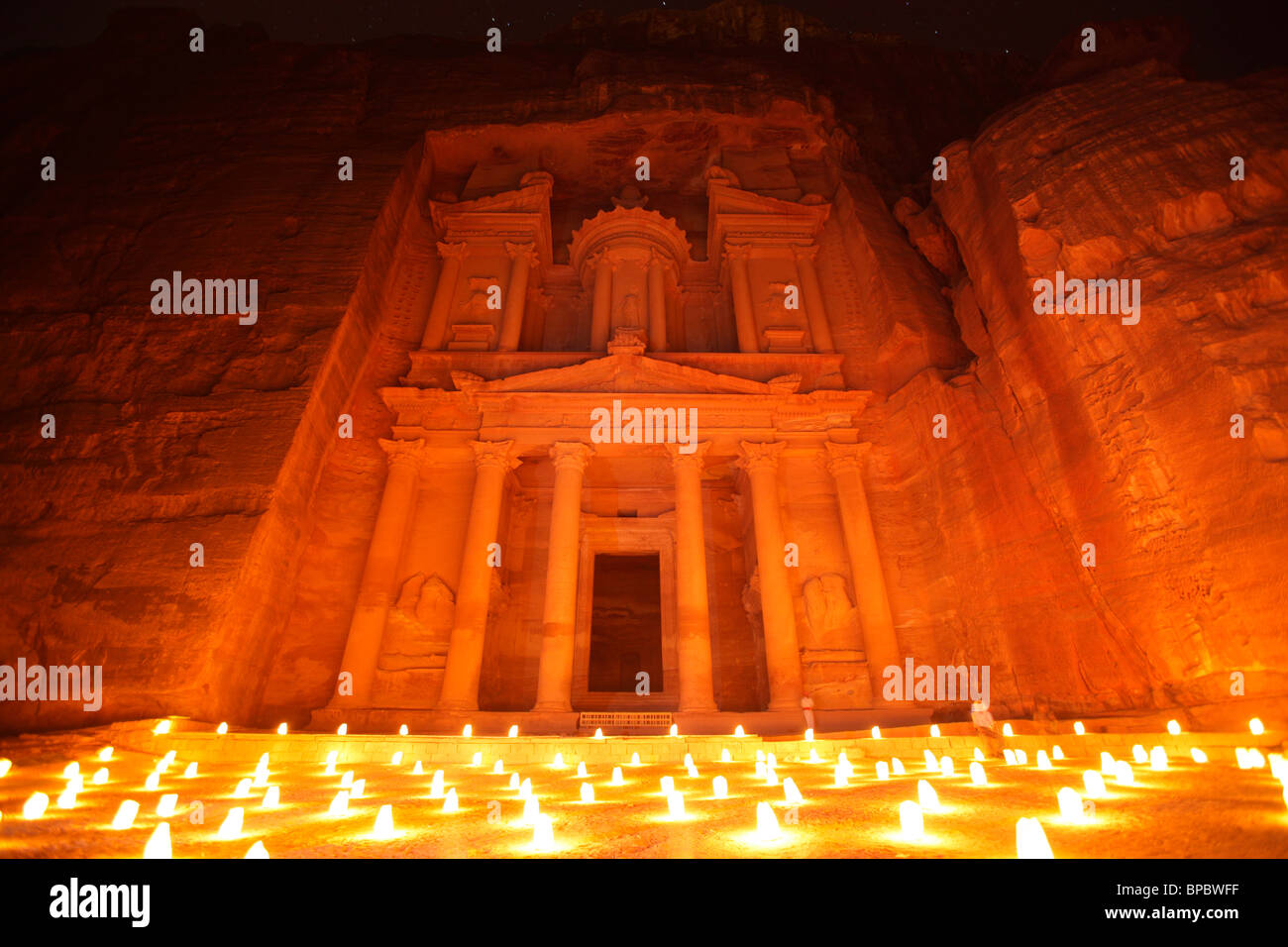 Al Khazneh (o) del tesoro di notte illuminato a lume di candela, Petra, Giordania Foto Stock