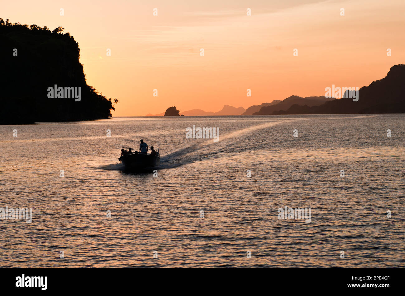 I subacquei di ritorno da un tuffo, Misool, Papua occidentale, in Indonesia. Foto Stock