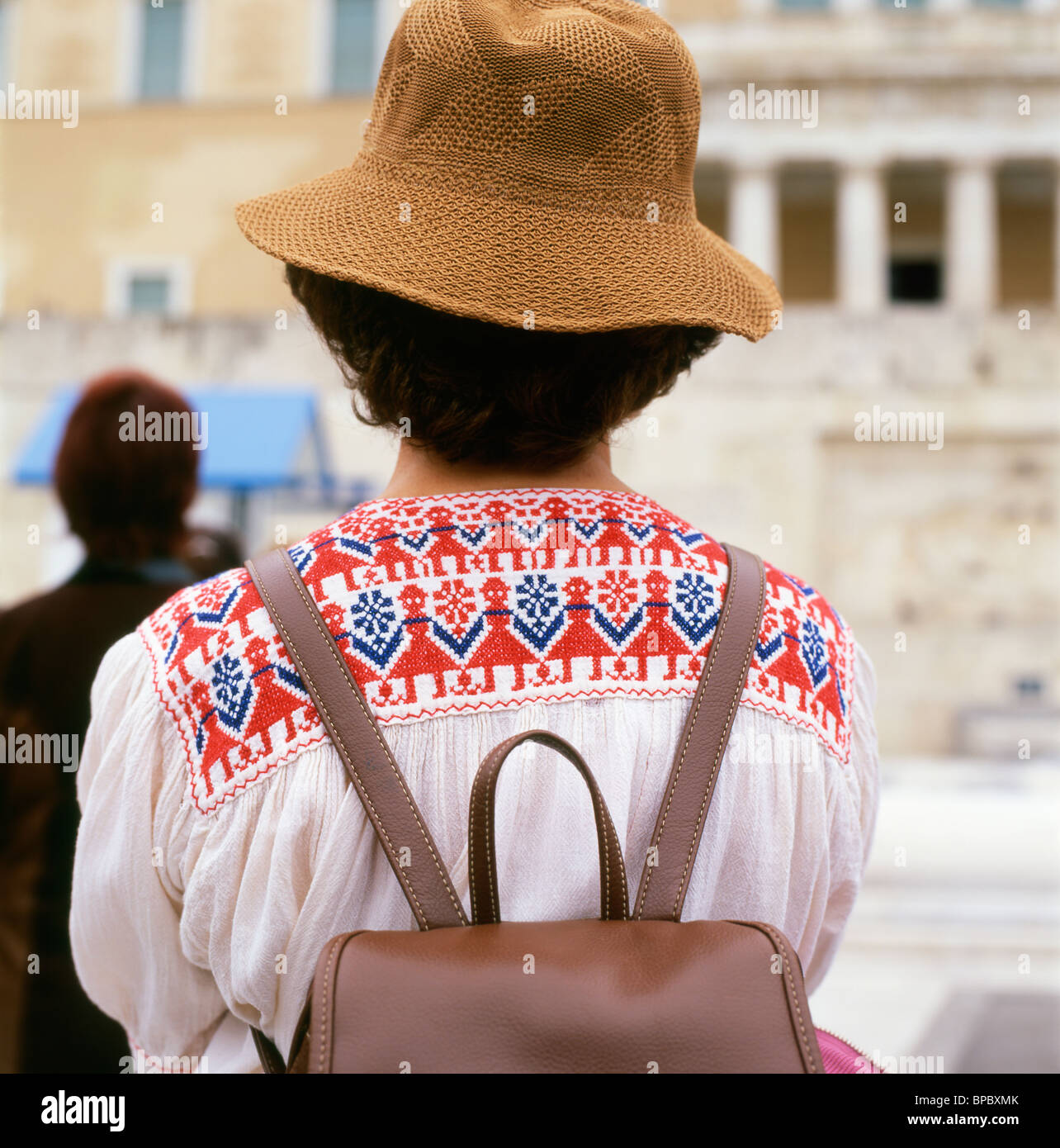 Donna turistica senza volto che indossa un cappello di paglia ricamato messicano Oaxaca nel palazzo del Parlamento greco Atene Grecia Europa KATHY DEWITT Foto Stock