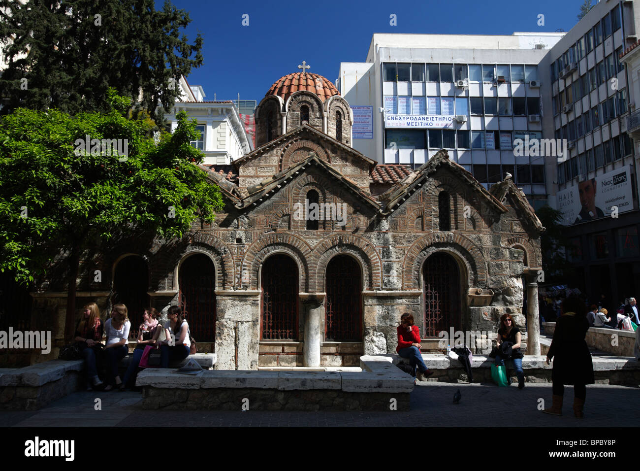 La chiesa di Panaghia Kapnikarea nel cuore della città di Atene, Grecia Foto Stock