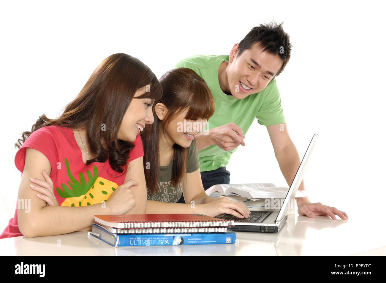 Gli studenti universitari che studiano insieme con un laptop Foto Stock