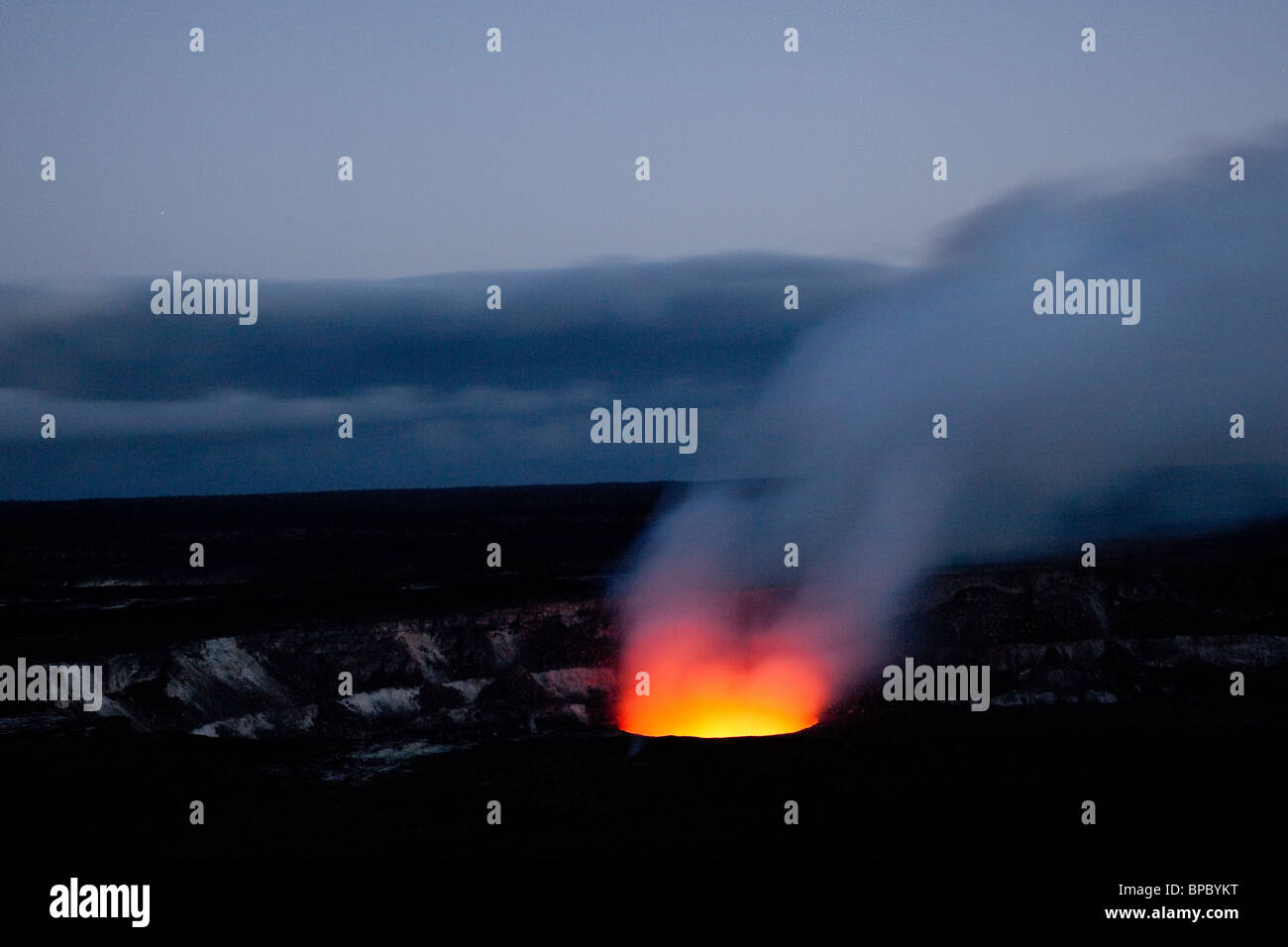 Luminescenza dallo sfiato al cratere Halemaumau nel vulcano Kilauea. Foto Stock