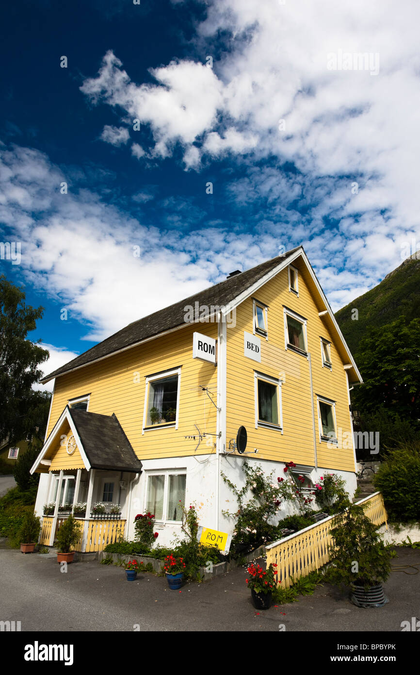 Norvegia Olden Guest house copia verticale spazio Foto Stock