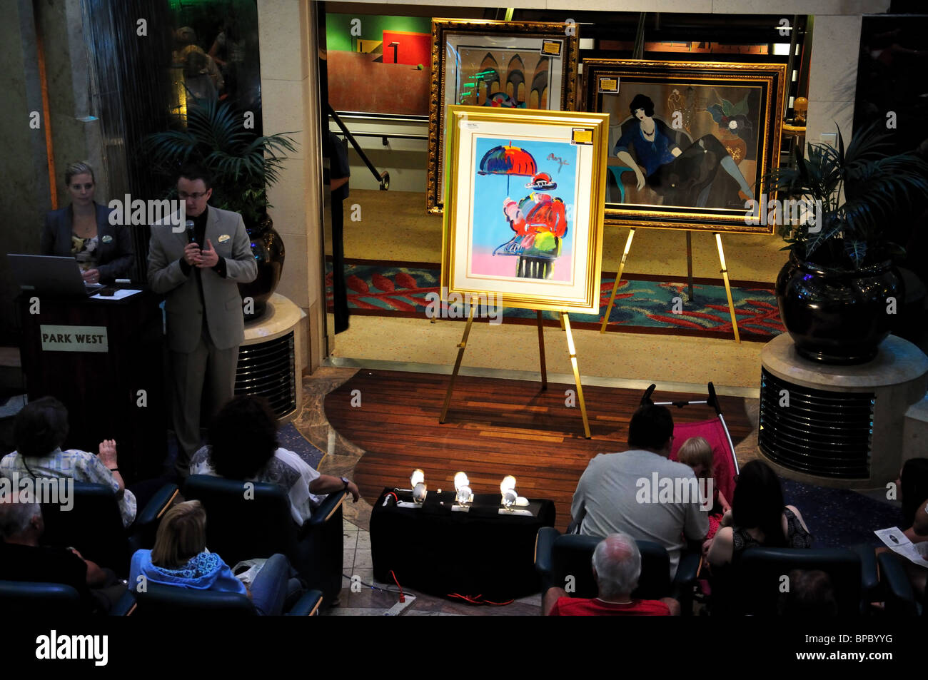 Art Auction in centrum, la MS "Gioiello dei mari " Royal Caribbean International la nave di crociera, Mare del Nord Europa Foto Stock