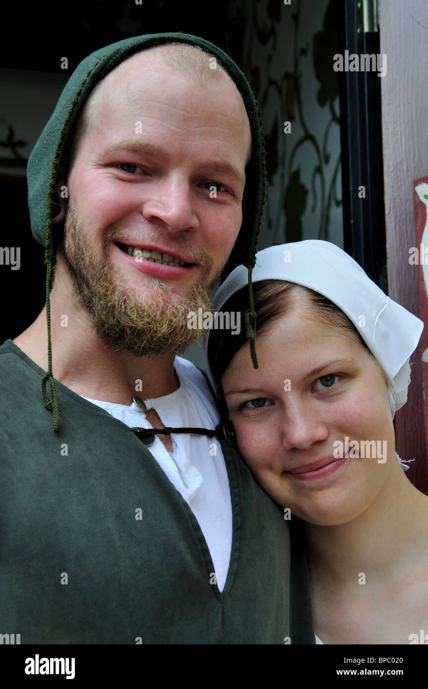 Giovane vestito in abiti medievali, la Città Vecchia di Tallinn, Harju County, della Repubblica di Estonia Foto Stock