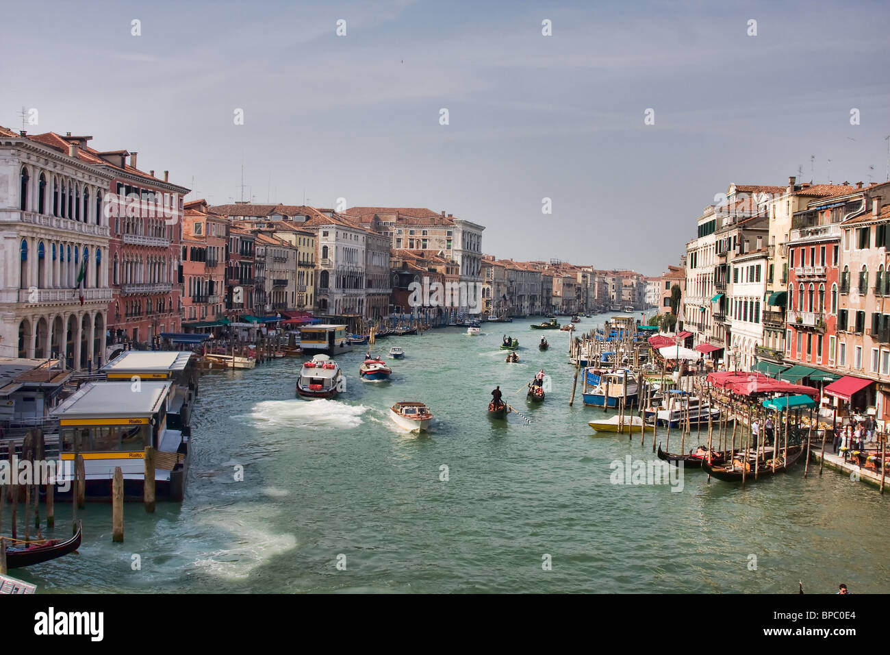 Il Canal Grande visto dal Ponte di Rialto in mattinata a Venezia, Italia. Foto Stock