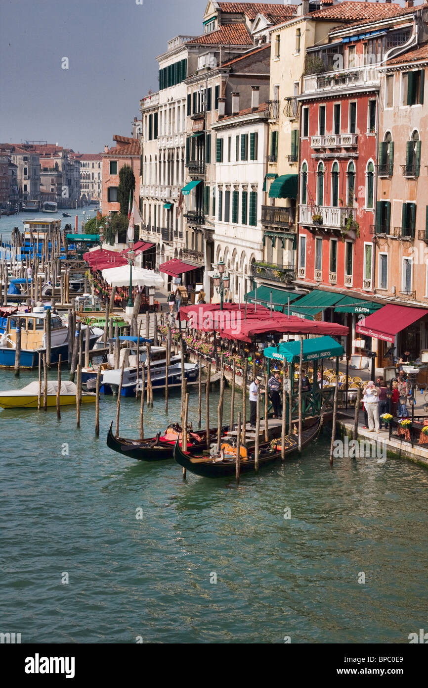 Il Canal Grande visto dal Ponte di Rialto in mattinata a Venezia, Italia. Foto Stock