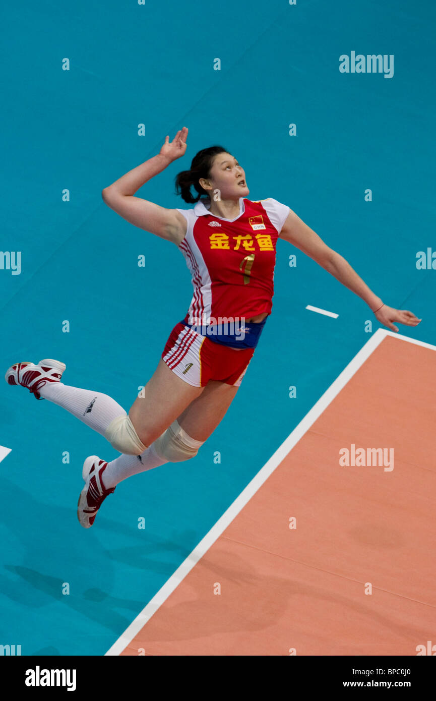 Della Cina di Wang Yimei serve contro gli USA durante il loro gioco di pallavolo su l'ultimo giorno della FIVB Foto Stock