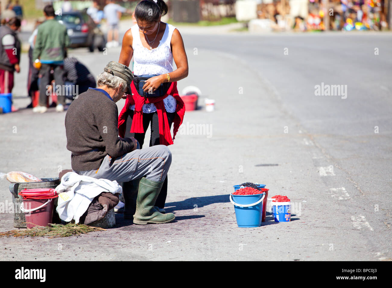 La gente vende bacche a turisti in Bucin Pass, Harghita County, Romania. Foto Stock