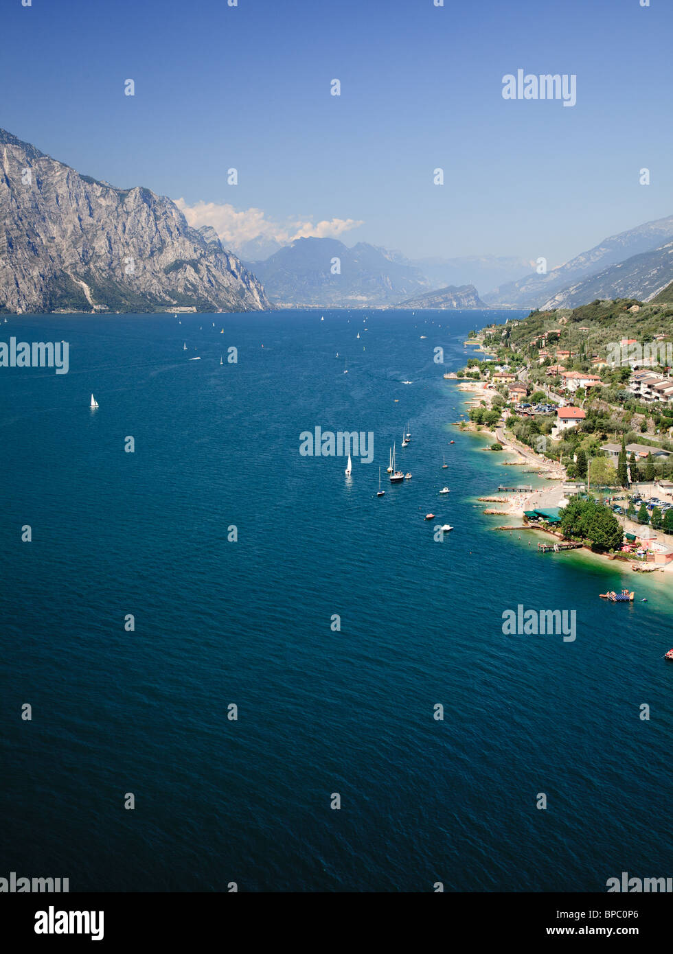 Vista sul Lago di Garda, Italia, Europa dalle mura del castello di Malcesine Foto Stock