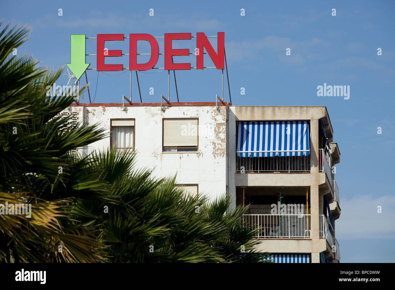 Fotografia di edificio di appartamenti in Spagna con "Eden" segno sul tetto. Foto Stock