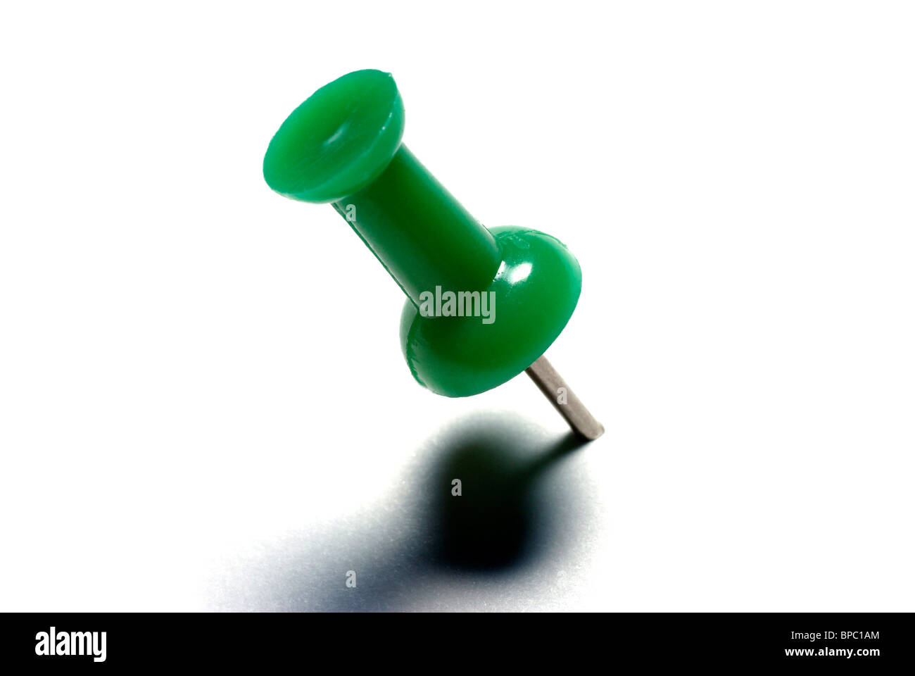 Macro di disegno verde pin isolato su sfondo bianco. Foto Stock