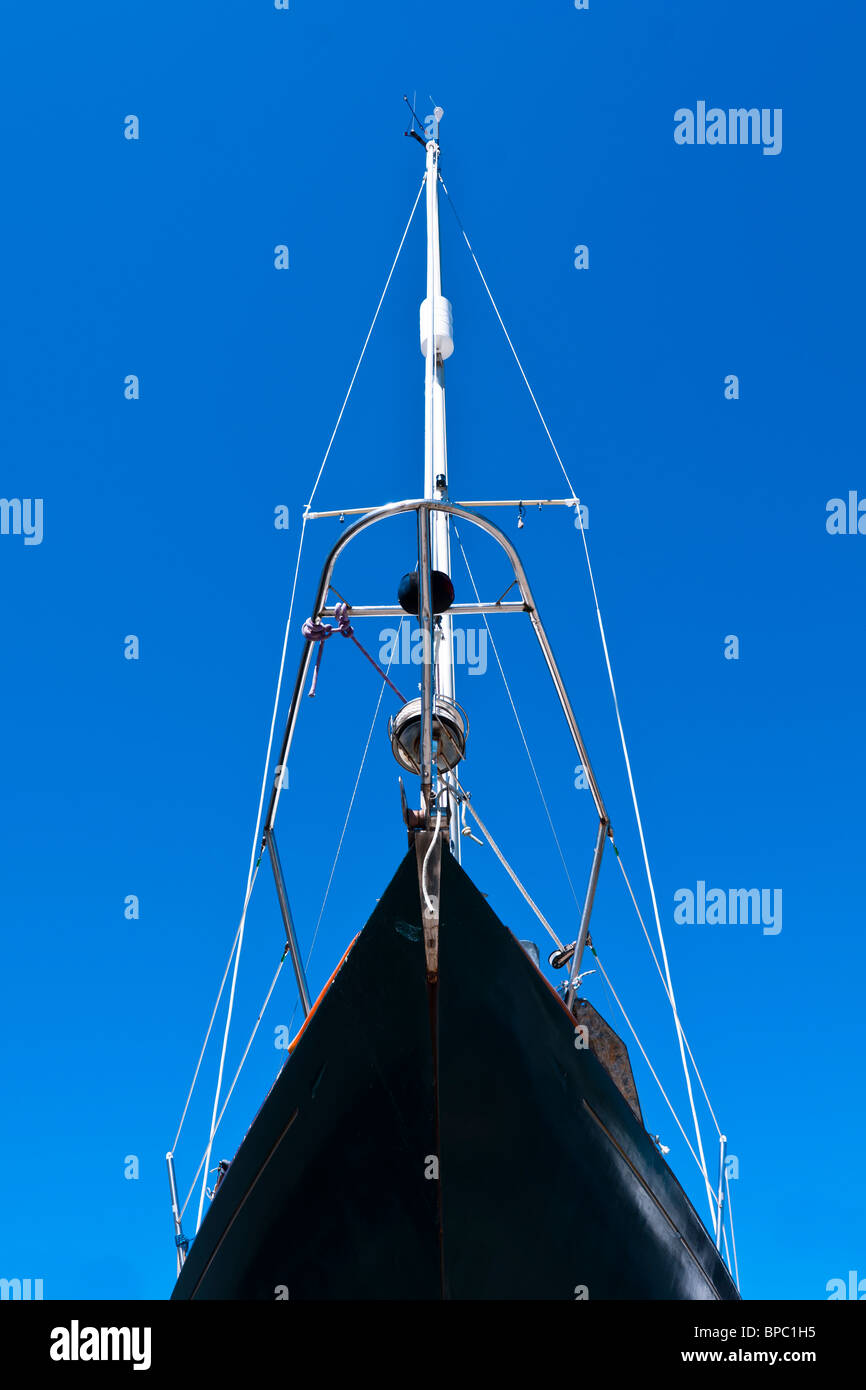 Montante di yacht contro un cielo blu (1) Foto Stock