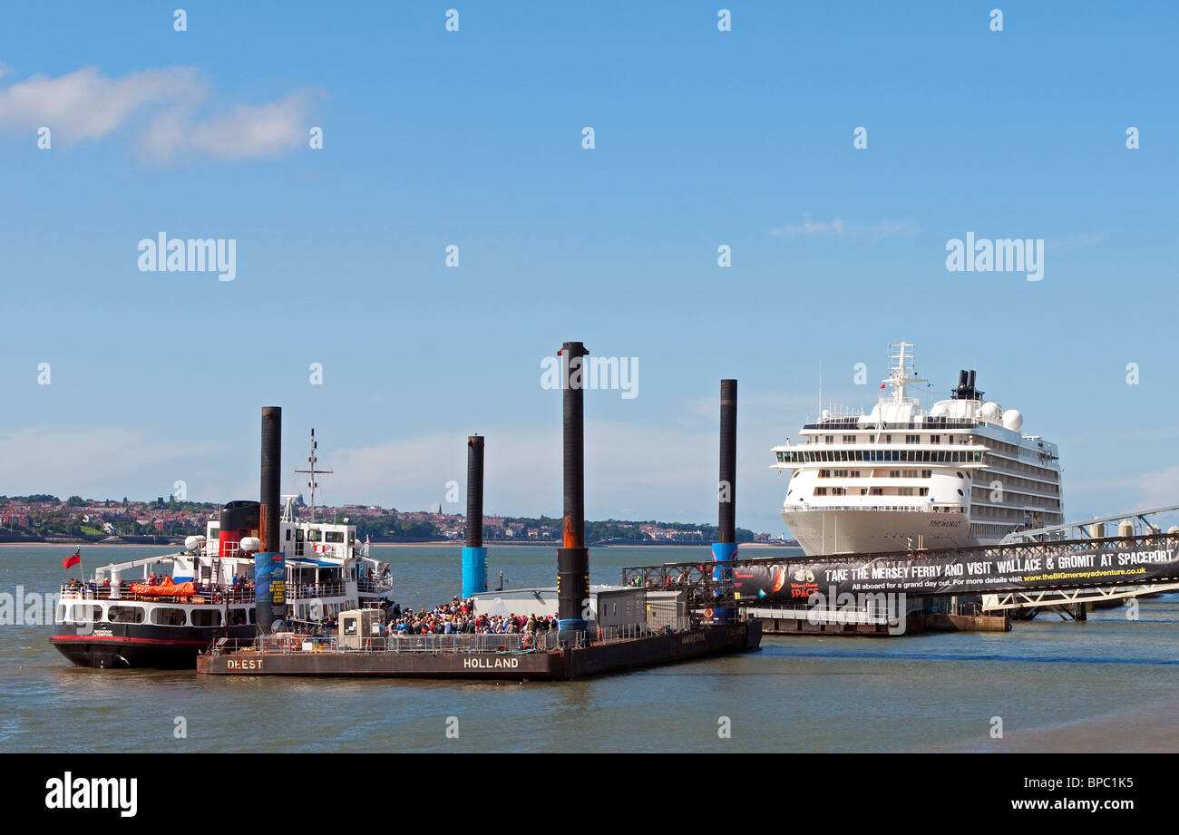' Il mondo ' nave da crociera e il mersey ferry al Pier Head in liverpool, Regno Unito Foto Stock