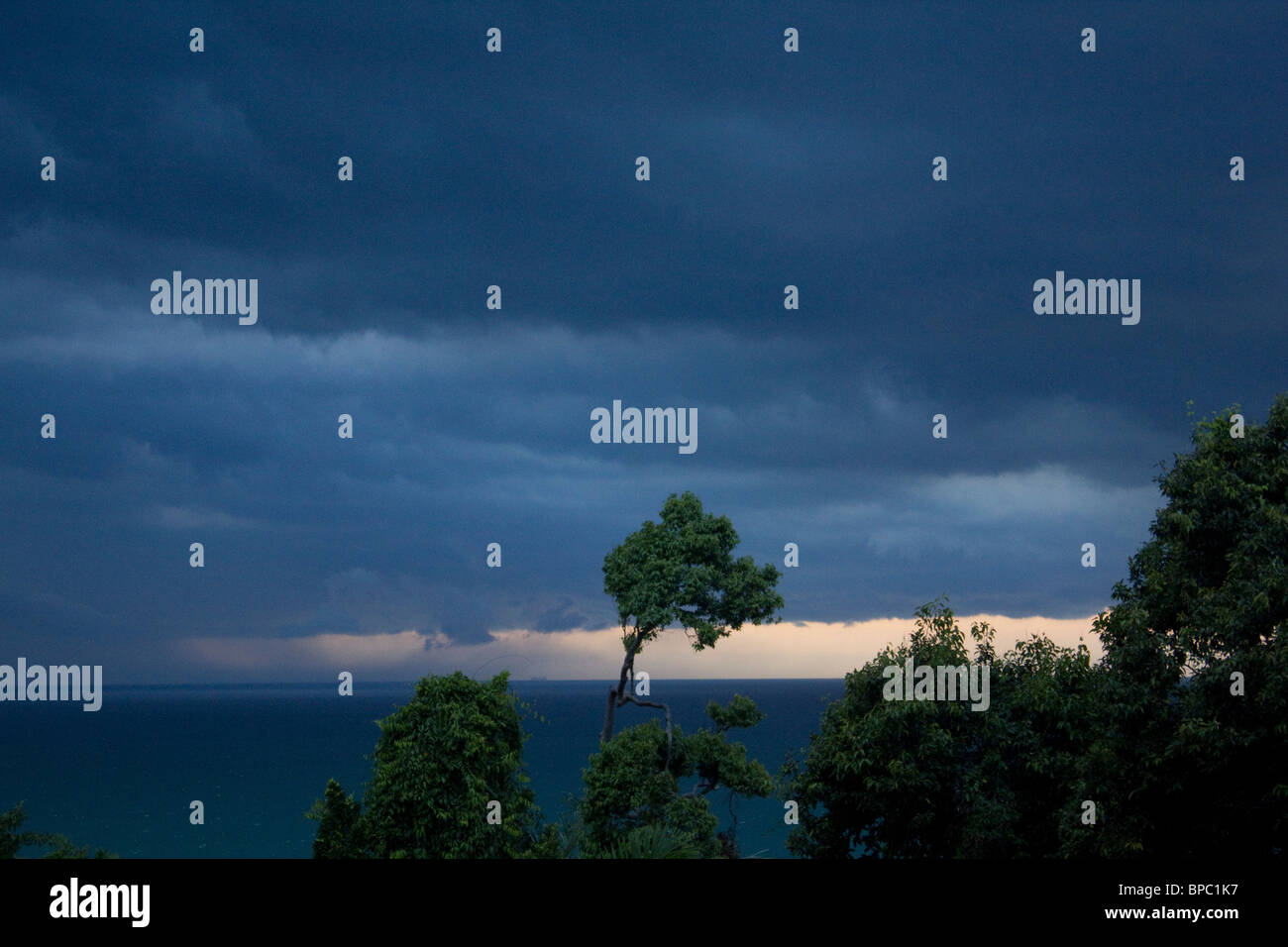 Tempesta tropicale rottura sul mare della cina del sud a Kuantan, Malaysia Foto Stock